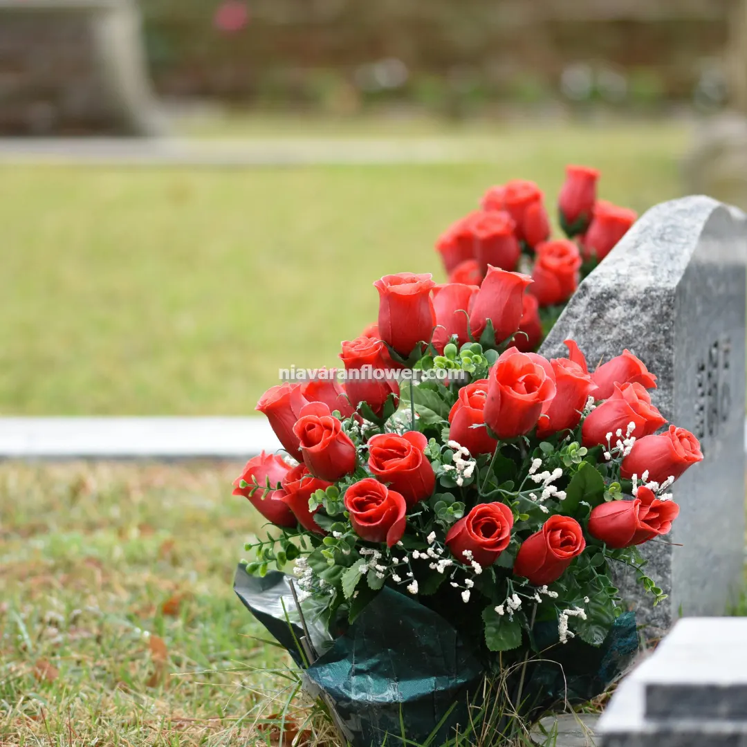 تاج گل روی قبر در تهران